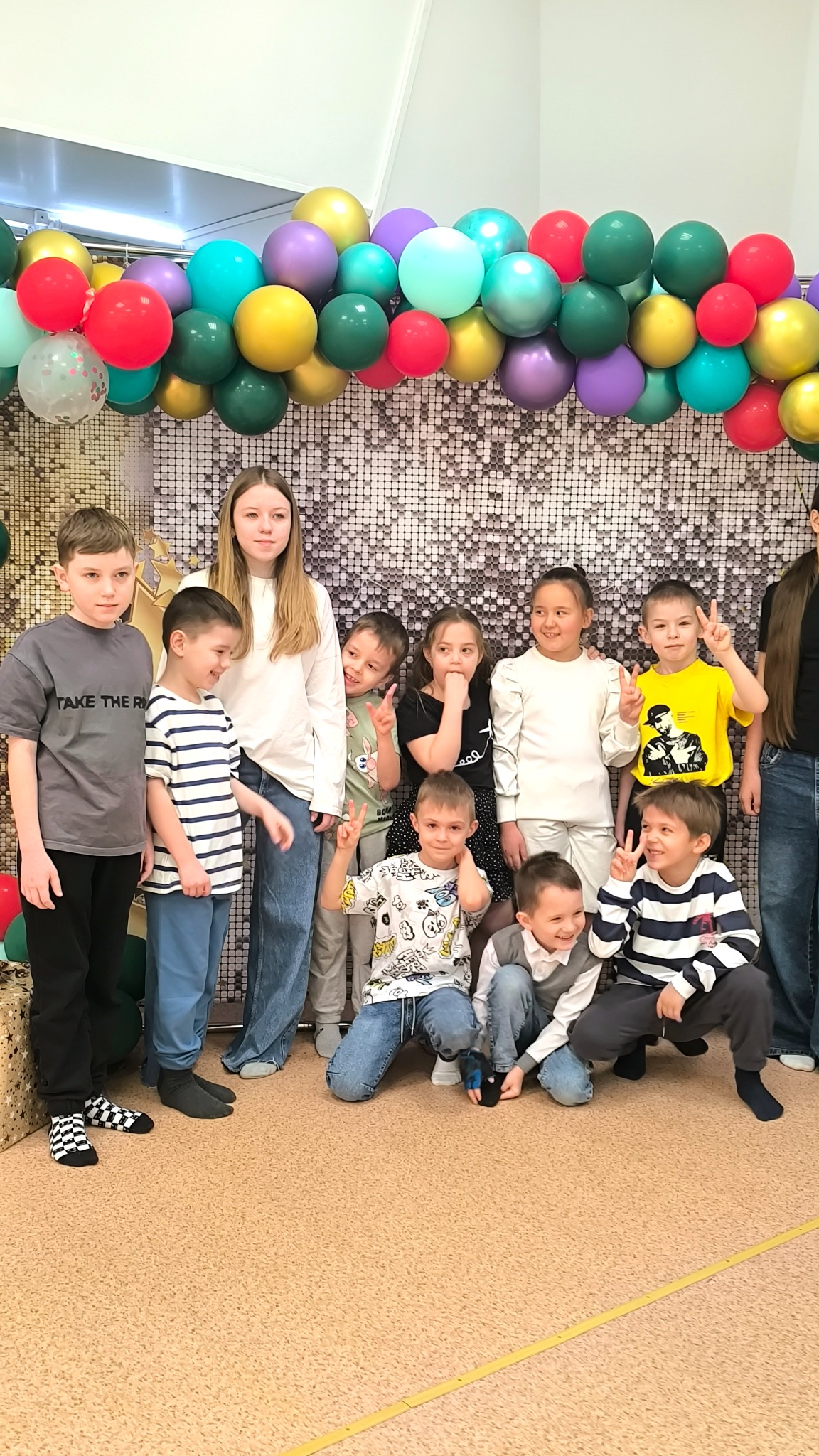 Общее фото детей у фотозоны с воздушными шарами